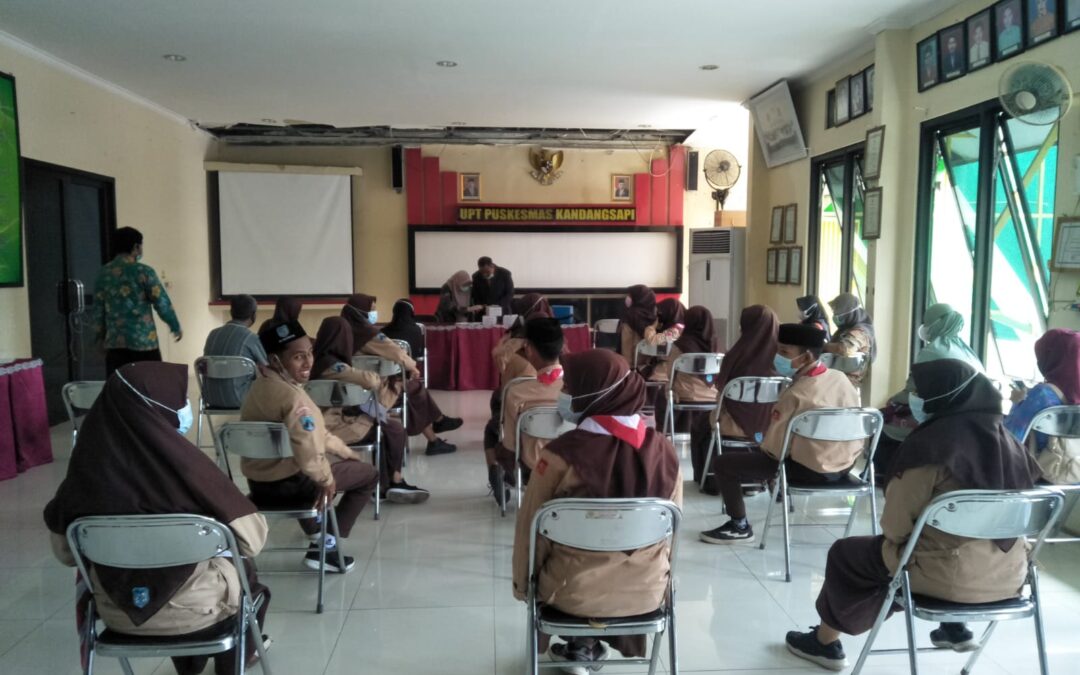 Kegiatan Vaksin Booster 1 SMA Sabiluth Thoyyib Kota Pasuruan di Puskesmas Kandangsapi