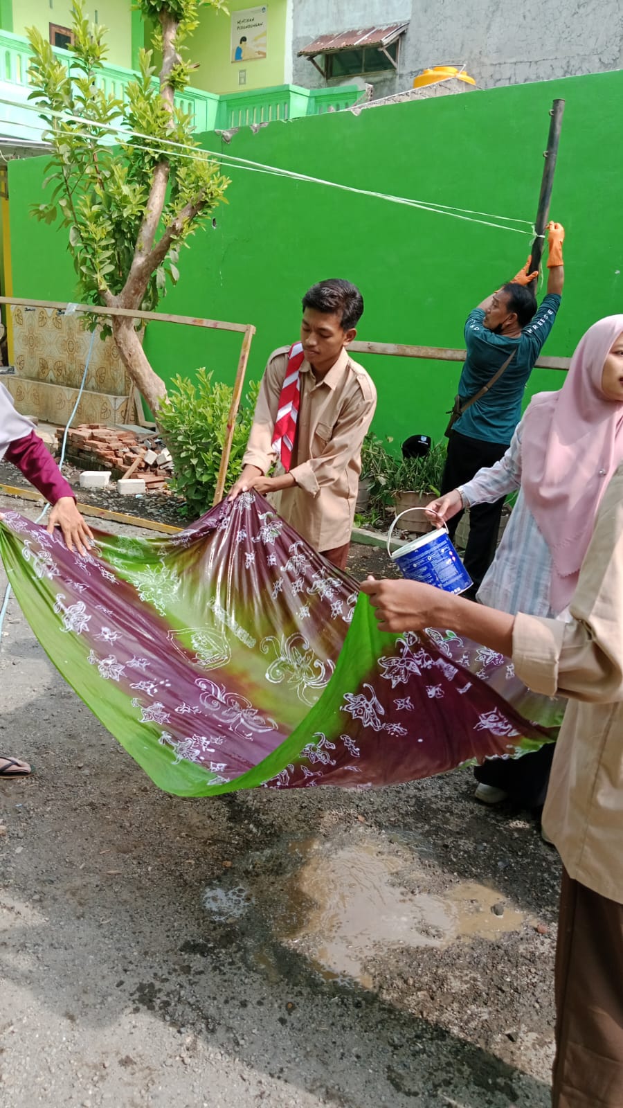 37 P5 Membatik 2023, tahap akhir kain dibilas atau dicuci bersih, baru kemudian dijemur).
