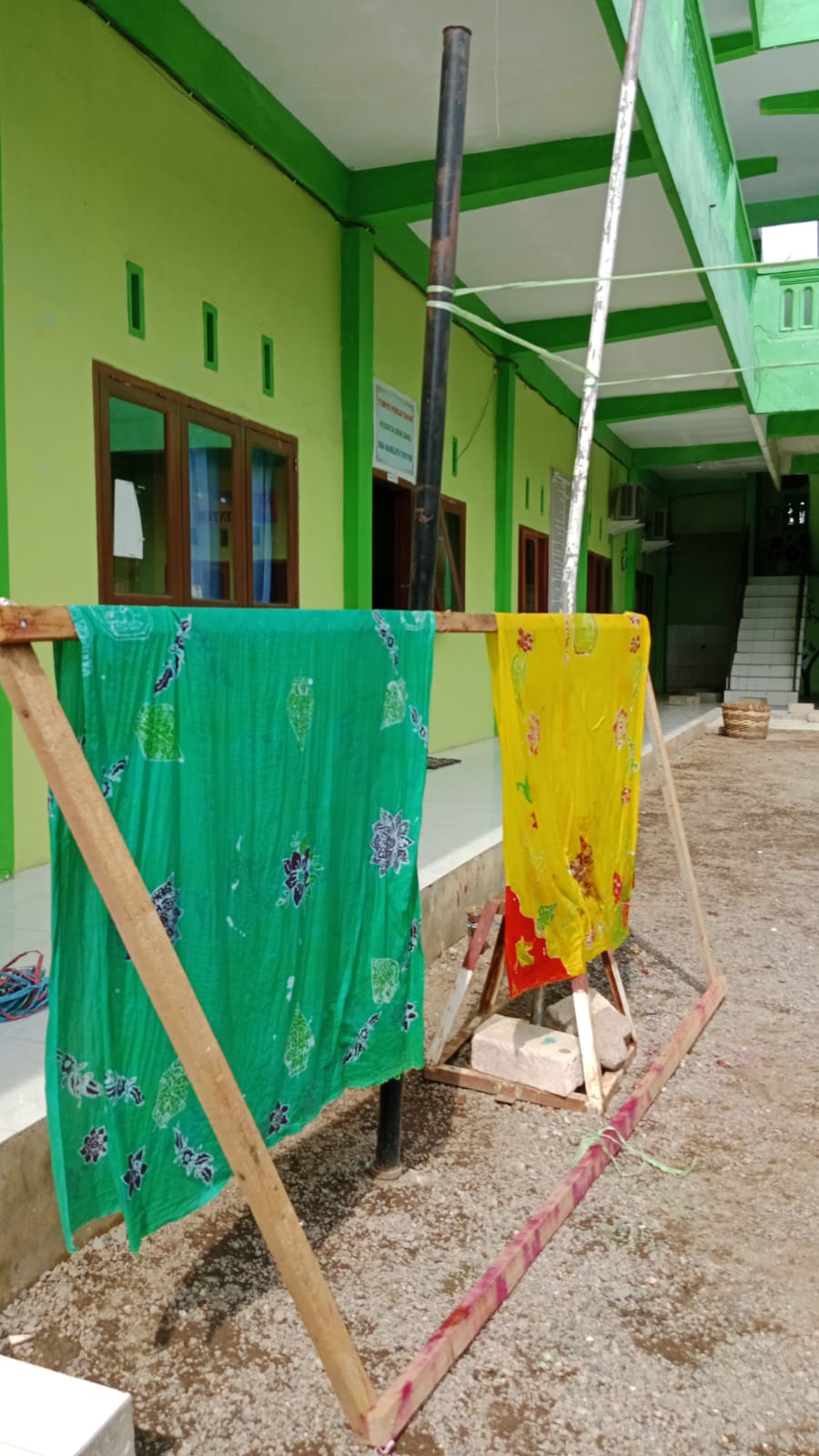 40 P5 Membatik 2023, tahap akhir kain dibilas atau dicuci bersih, baru kemudian dijemur).