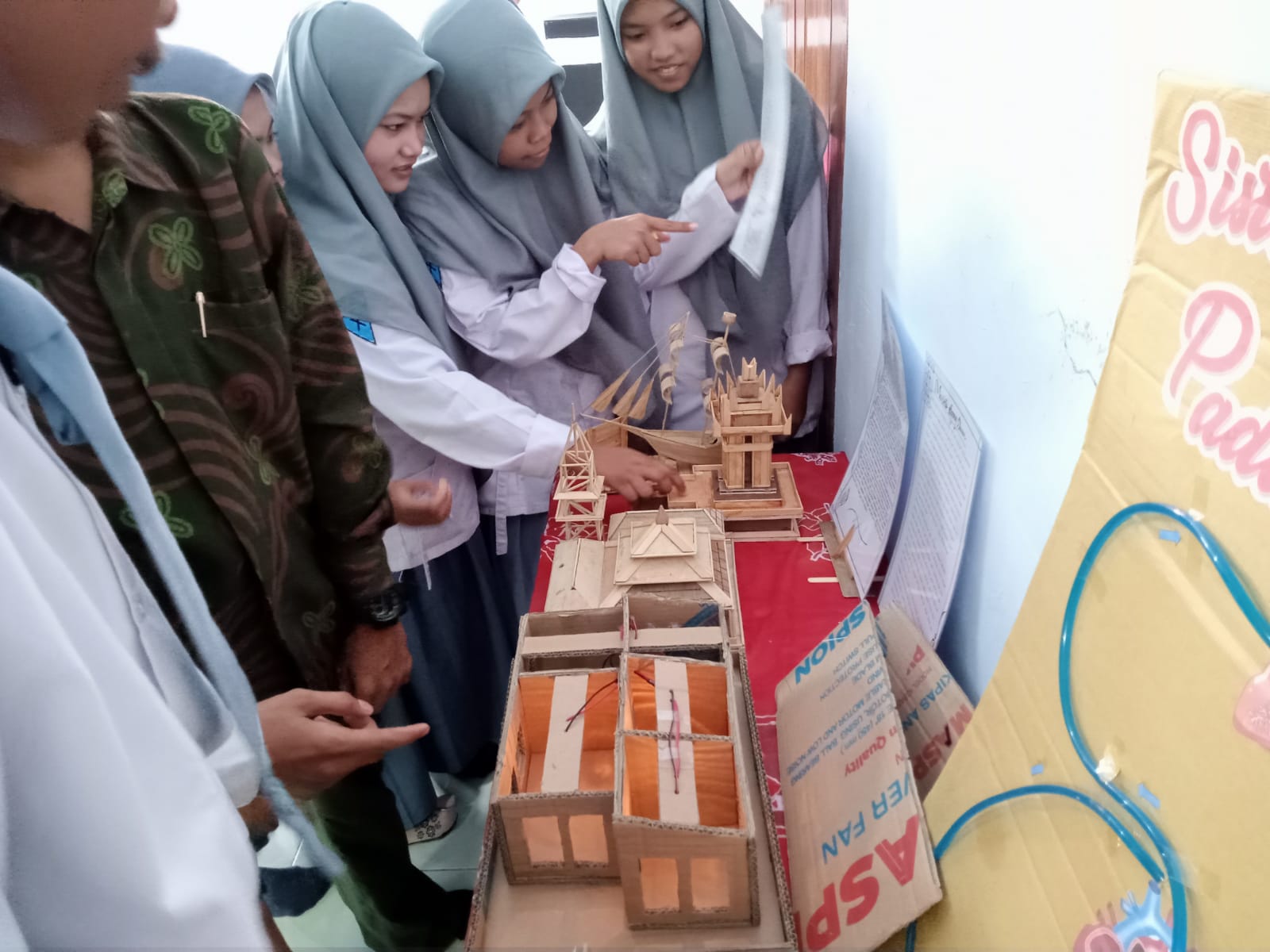 Pameran fisika kimia bilogi sejarah SMA Sabiluth Thoyyib Tahun Pelajaran 2023-2024
