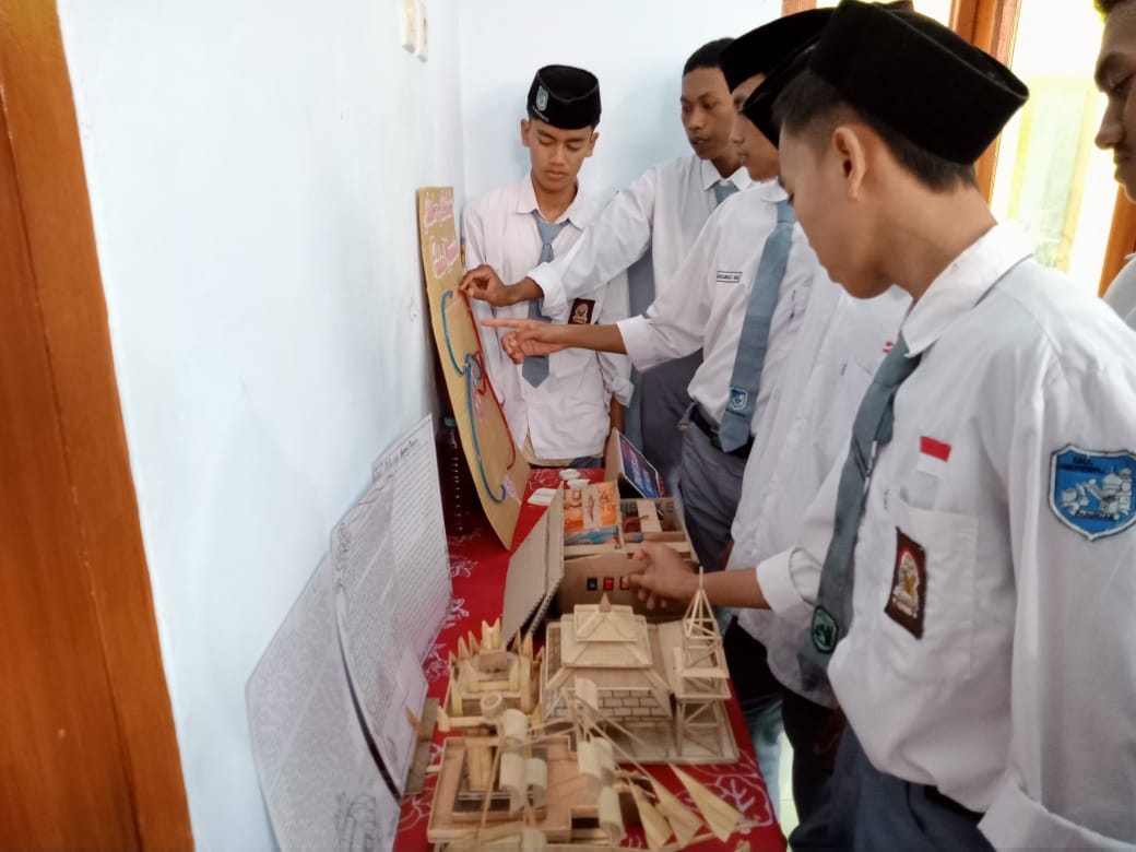 Pameran fisika kimia bilogi sejarah SMA Sabiluth Thoyyib Tahun Pelajaran 2023-2024